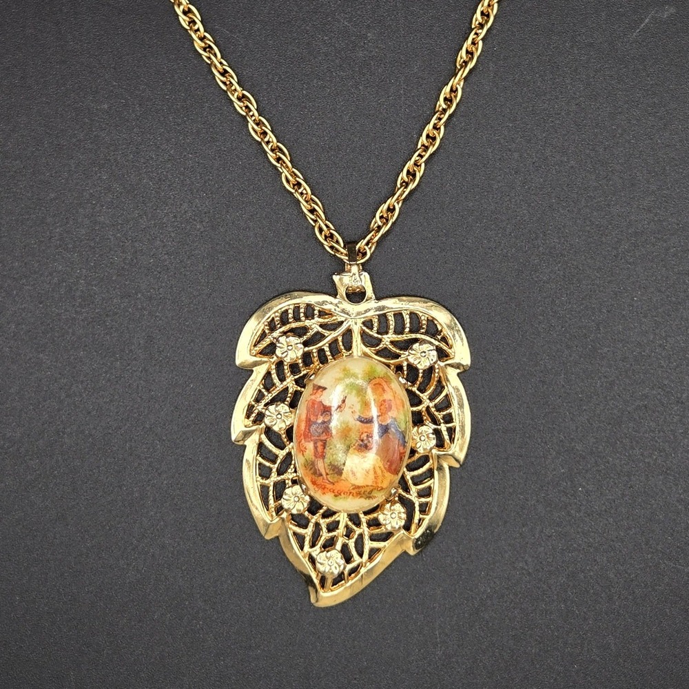 Vintage Avon Gold Tone Pendant Necklace Filigree Leaf Courting Couple Rope Chain